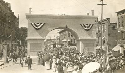 "Under the Oaks" Celebration Parade(Photo June 4, 1910)